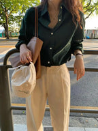 Grøn satinbluse med lange ærmer til kvinder