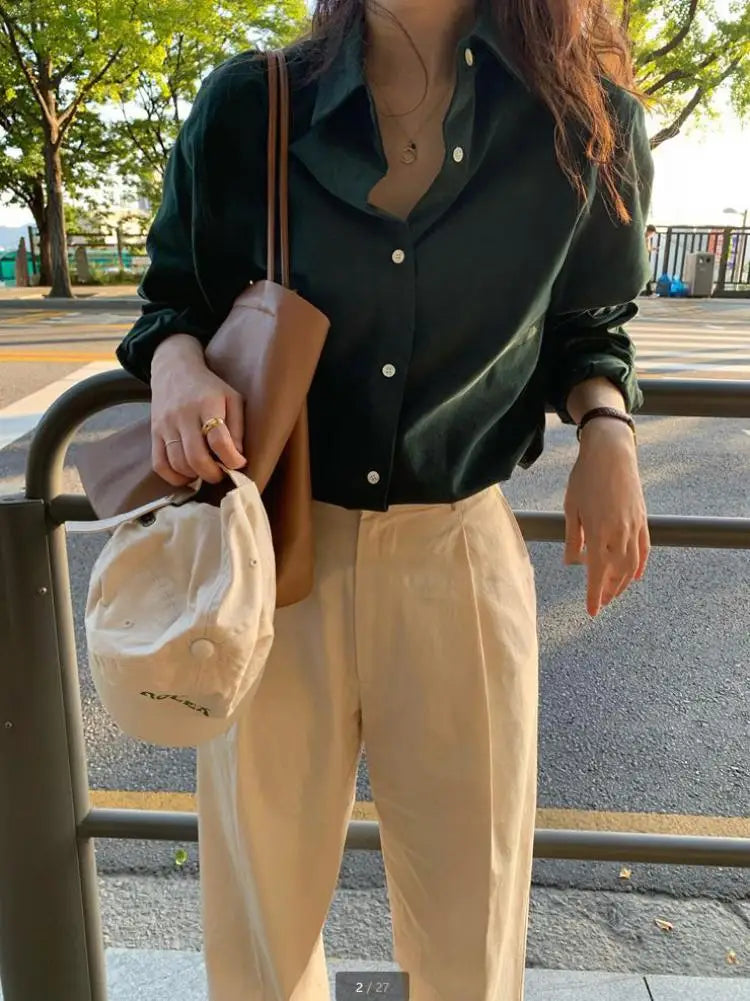 Grøn satinbluse med lange ærmer til kvinder