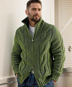 Homme portant un pull vert en laine torsadée avec fermeture éclair, col montant, style décontracté, mode masculine automne-hiver, tendance 2023.