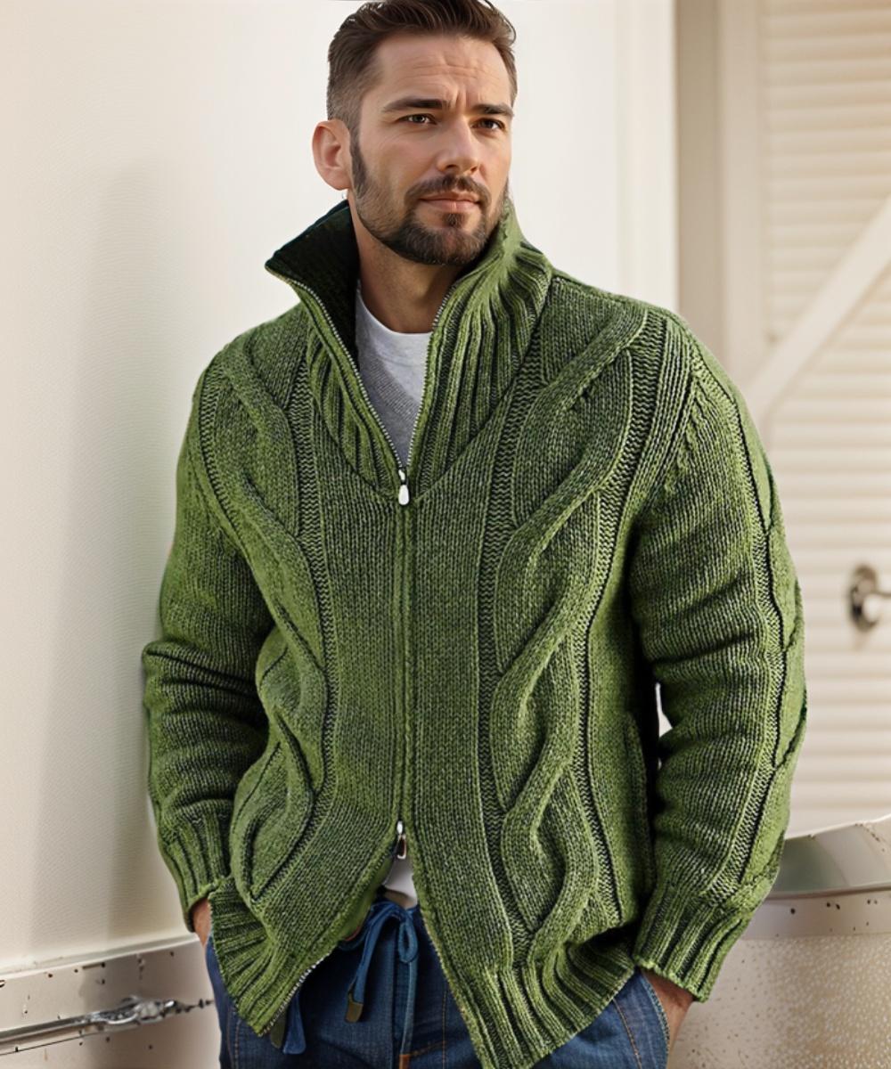 Homme portant un pull vert en laine torsadée avec fermeture éclair, col montant, style décontracté, mode masculine automne-hiver, tendance 2023.