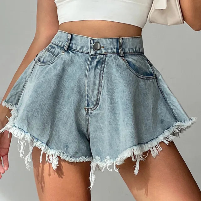 Short en jean délavé pour femme avec ourlet effiloché, taille haute, style décontracté, mode estivale, tendance 2023.