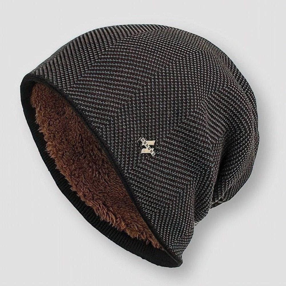 Bonnet en laine noir texturé, doublé de fourrure marron, avec un petit logo métallique. Accessoire d'hiver chaud et élégant pour hommes et femmes.