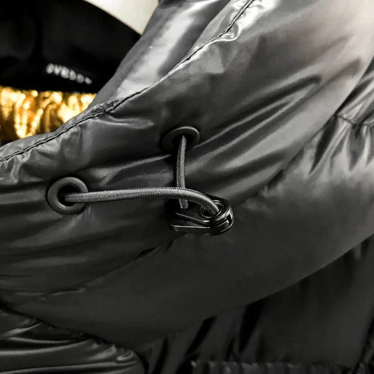 Gros plan sur une doudoune noire avec cordon de serrage, tissu brillant. Mode hiver, vêtement chaud, style moderne et fonctionnel.