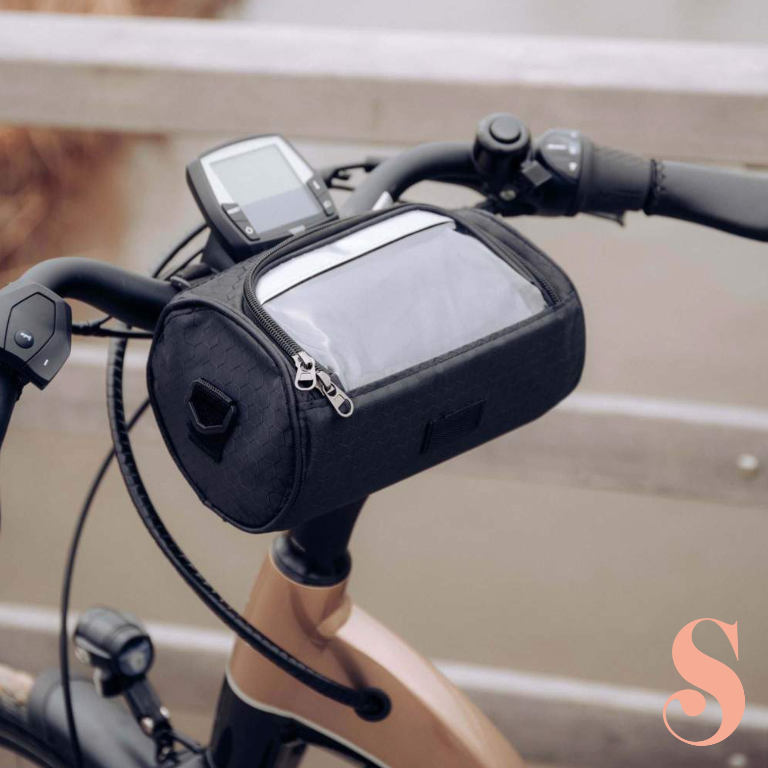 Sacoche de guidon de vélo noire avec écran transparent pour smartphone, fixée sur un vélo électrique. Accessoire pratique pour cyclistes urbains.