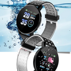 Montre connectée étanche avec écran tactile, affichant l'heure, le nombre de pas et la fréquence cardiaque, sur fond d'éclaboussures d'eau.