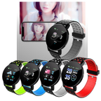 Montres connectées colorées avec écran tactile affichant l'heure, les notifications et le suivi de santé, devant un smartphone affichant une photo.