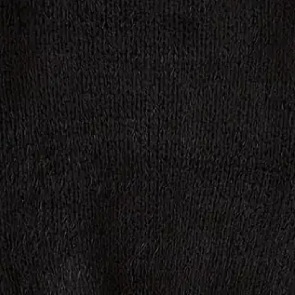 Texture de tissu noir en gros plan, montrant un motif tricoté serré. Idéal pour vêtements d'hiver, mode, textile, design intérieur.