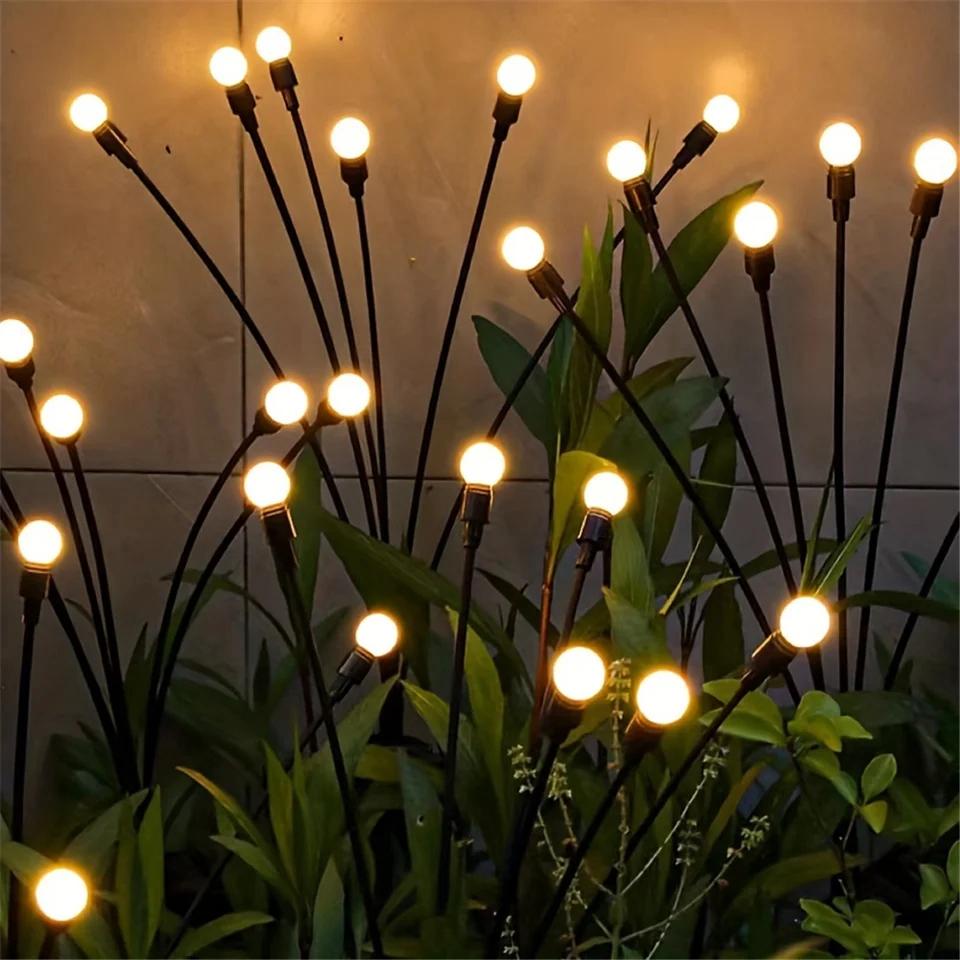 Lumières LED solaires jardin, tiges flexibles, ambiance nocturne, éclairage extérieur décoratif, plantes vertes, design moderne, économie d'énergie.