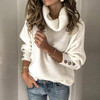 Femme portant un pull blanc à col roulé avec boutons, manches longues, et jeans décontractés. Mode automne-hiver, style chic et confortable.