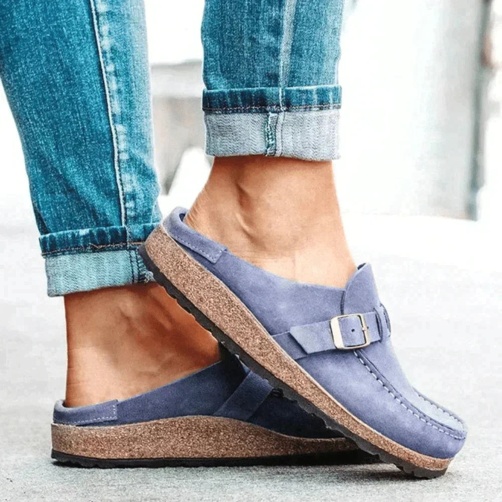 Jeans retroussés et sabots bleus en daim avec semelle en liège, boucle métallique, mode décontractée, chaussures confortables pour femmes.
