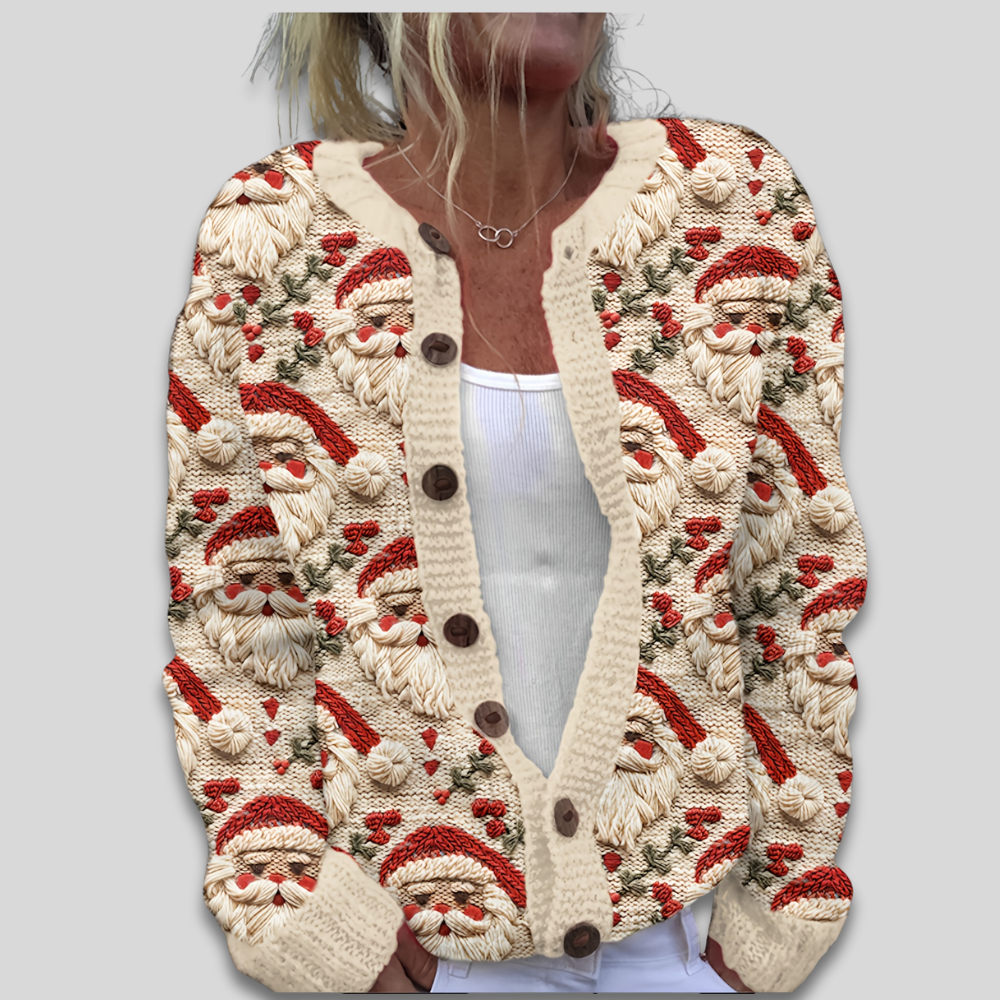 Gilet en tricot beige avec motifs de Noël, incluant des Pères Noël et des houx rouges, porté par une femme en débardeur blanc. Mode festive hiver.
