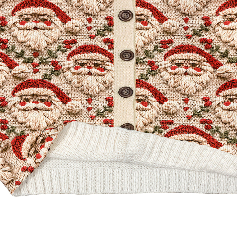 Gilet de Noël tricoté avec motifs Père Noël rouges et verts, boutons marron, bordure blanche. Vêtement festif hiver, mode saisonnière.