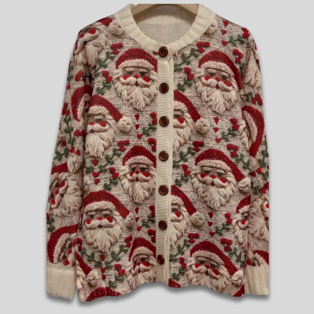 Gilet de Noël en tricot avec motifs Père Noël, boutons en bois, fond beige, accents rouges et verts, idéal pour fêtes et saison hivernale.