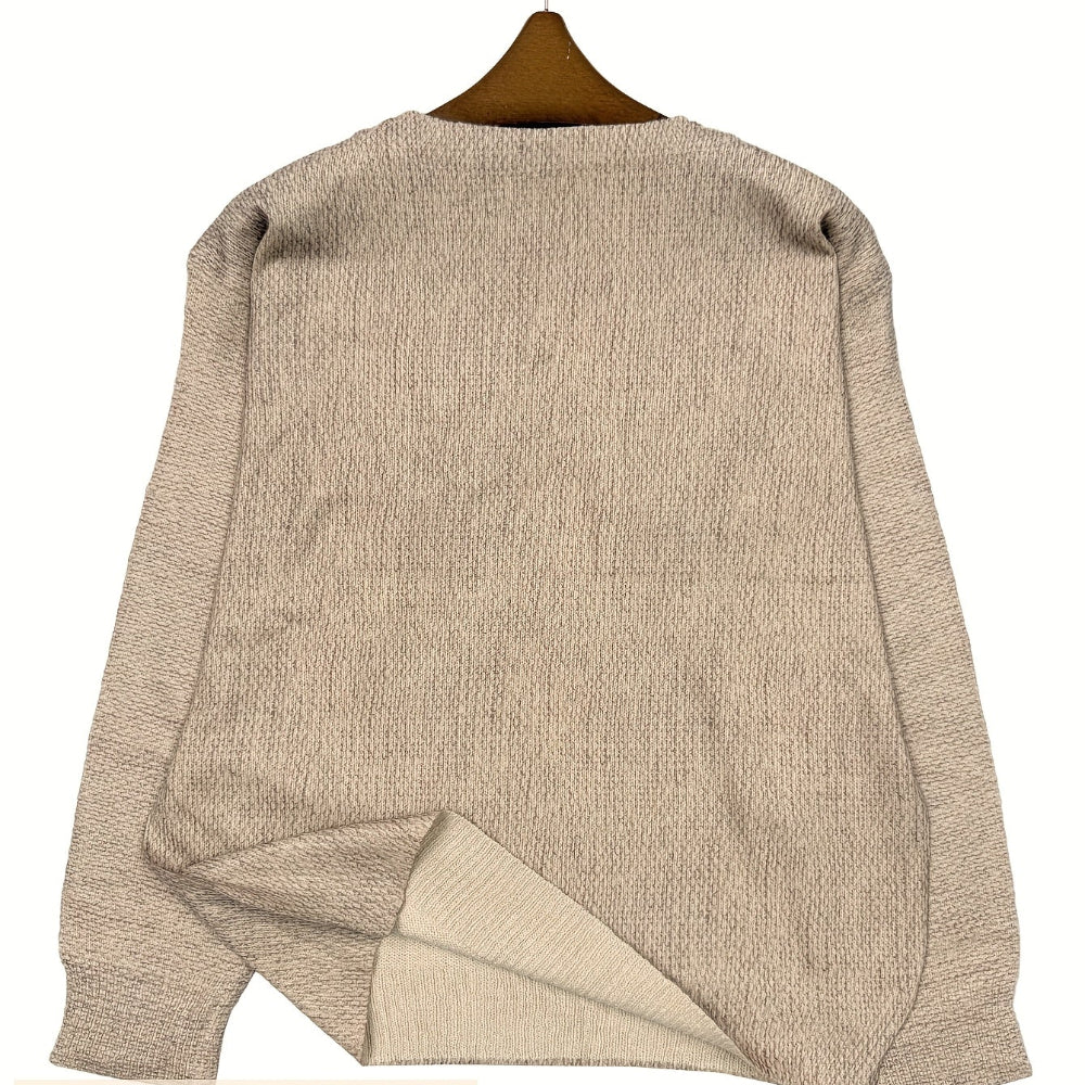 Pull-over beige en laine, manches longues, texture côtelée, sur cintre en bois. Mode hiver, vêtement chaud, style décontracté.