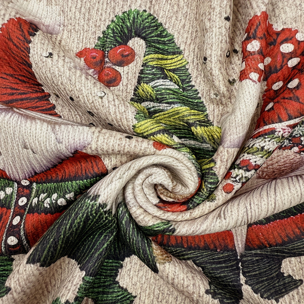 Tissu texturé avec motif de champignons rouges et verts, détails de baies rouges et feuilles, style nature, idéal pour décoration intérieure.