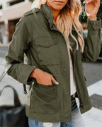 Femme portant une veste militaire verte, manches longues, avec poches avant, sur un fond urbain. Mode automne, style décontracté, tendance 2023.
