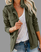 Femme portant une veste militaire kaki, t-shirt blanc et jeans décontracté. Mode féminine tendance, style décontracté chic, vêtements automne.
