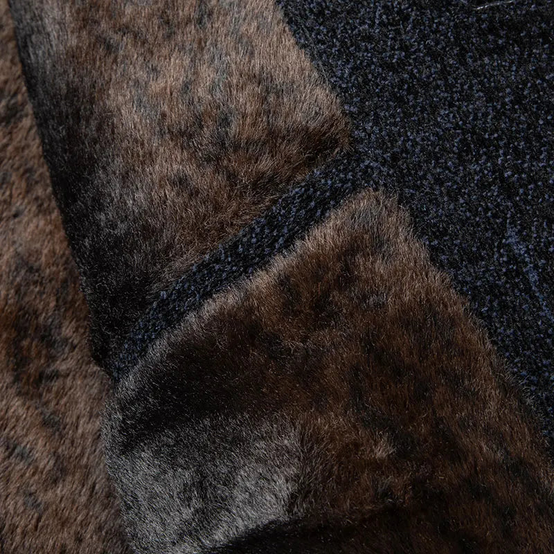 Texture de fourrure marron et noire, gros plan. Surface douce et luxueuse, idéale pour vêtements d'hiver ou décoration intérieure.