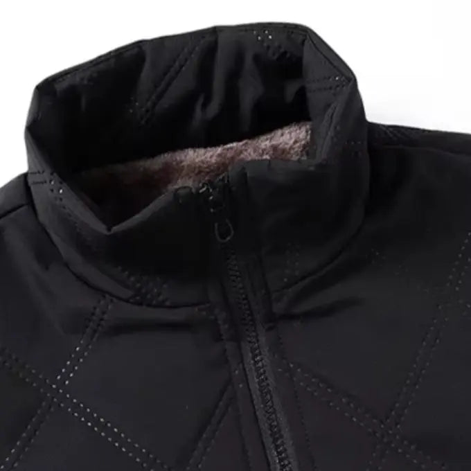 Veste matelassée noire avec col montant, fermeture éclair, doublure intérieure en fourrure synthétique, idéale pour l'hiver et les activités extérieures.