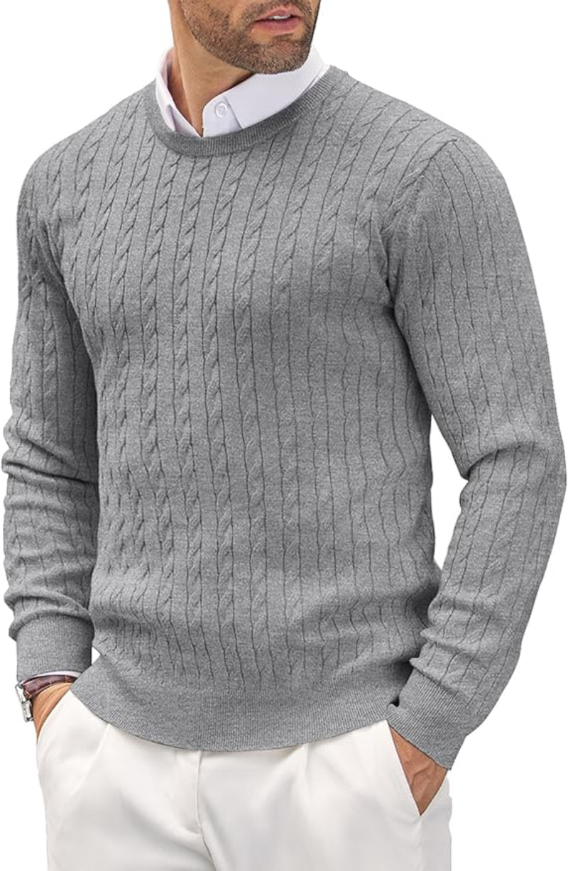 Pull homme gris en maille torsadée, manches longues, col rond, porté sur une chemise blanche. Mode élégante et décontractée pour l'automne.