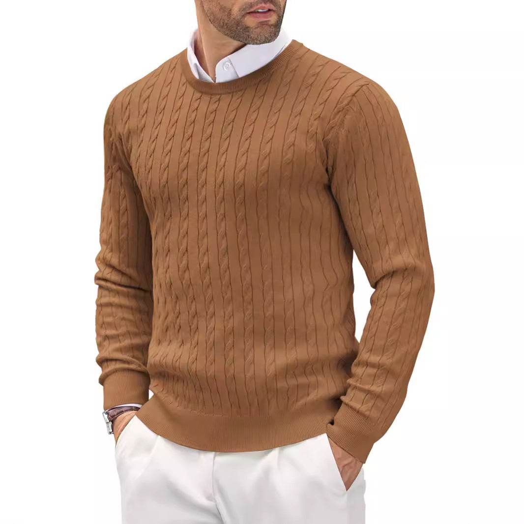Pull-over marron en maille torsadée pour homme, porté sur une chemise blanche, style élégant et moderne, mode masculine automne-hiver.