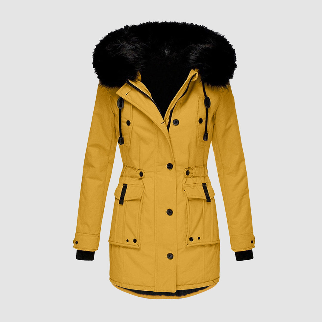 Parka jaune femme avec capuche en fausse fourrure noire, boutons noirs, poches à rabat, style hiver chaud et élégant.
