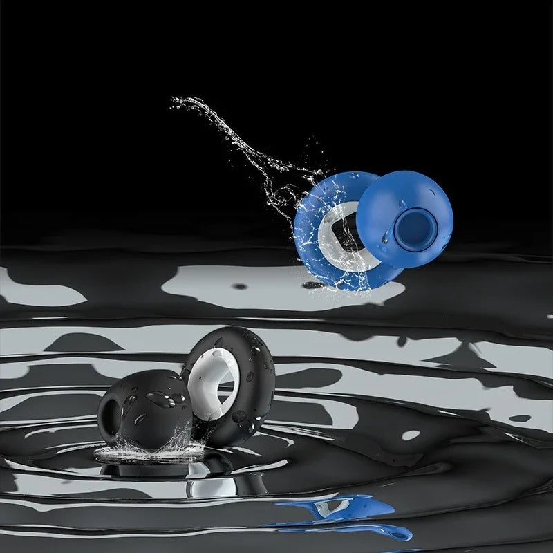 Deux anneaux de natation en silicone, noir et bleu, flottent sur l'eau avec des éclaboussures. Accessoires de piscine, design moderne et élégant.