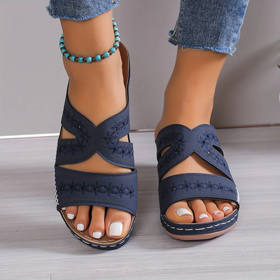 Sandalia ortopédica cómoda con tacón de cuña abierto: sujeción y estilo al mismo tiempo. 