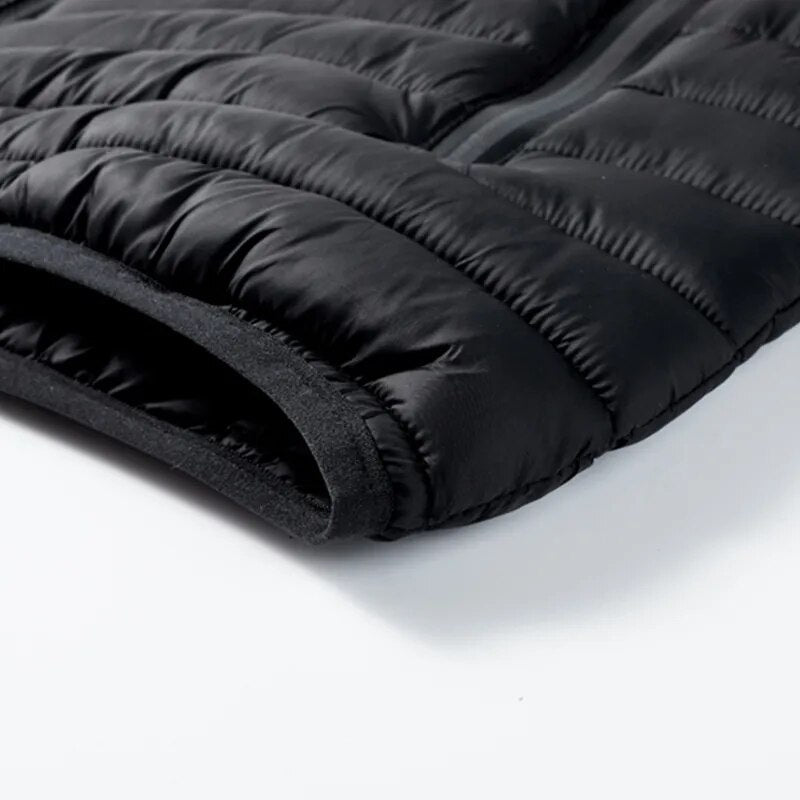 Veste matelassée noire en tissu imperméable, gros plan sur la manche. Mode hiver, vêtement chaud, design moderne et élégant.