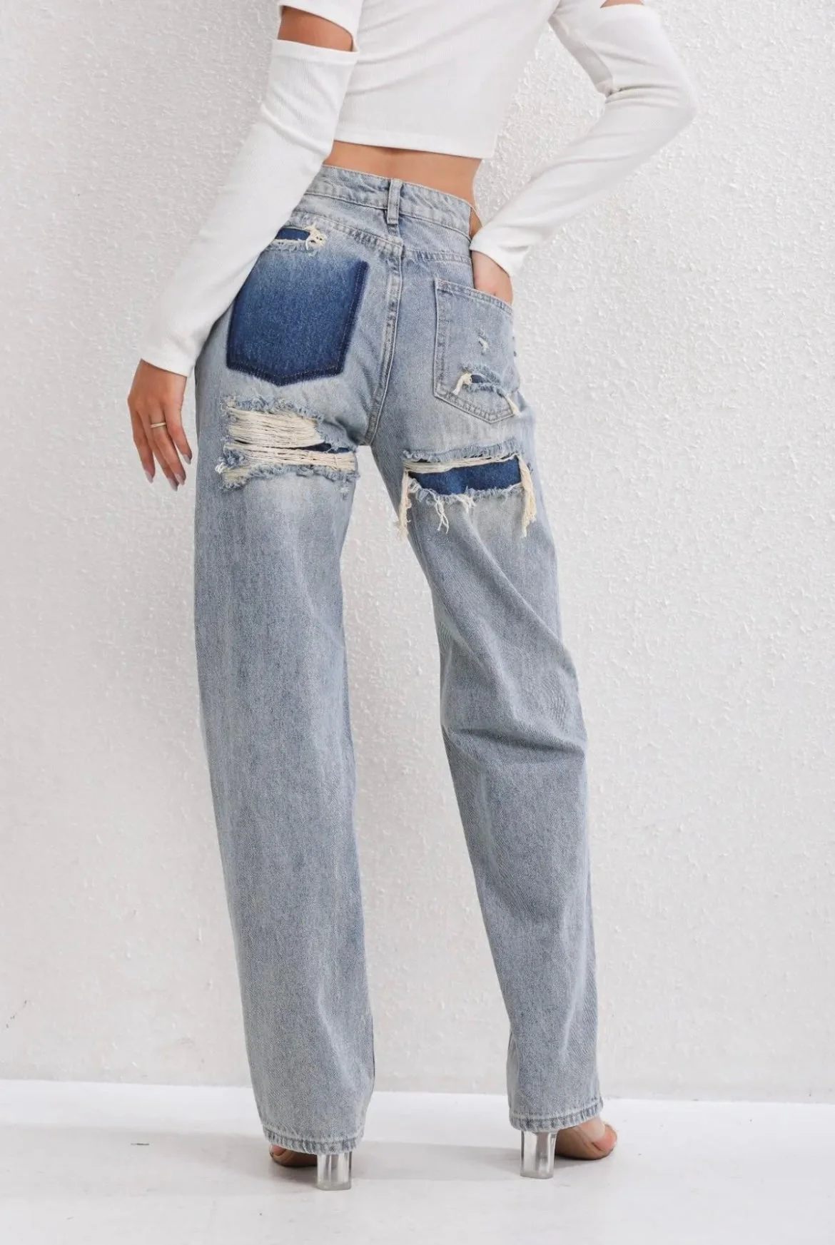 Jeans coupe droite avec look distressed - denim vintage avec détails modernes