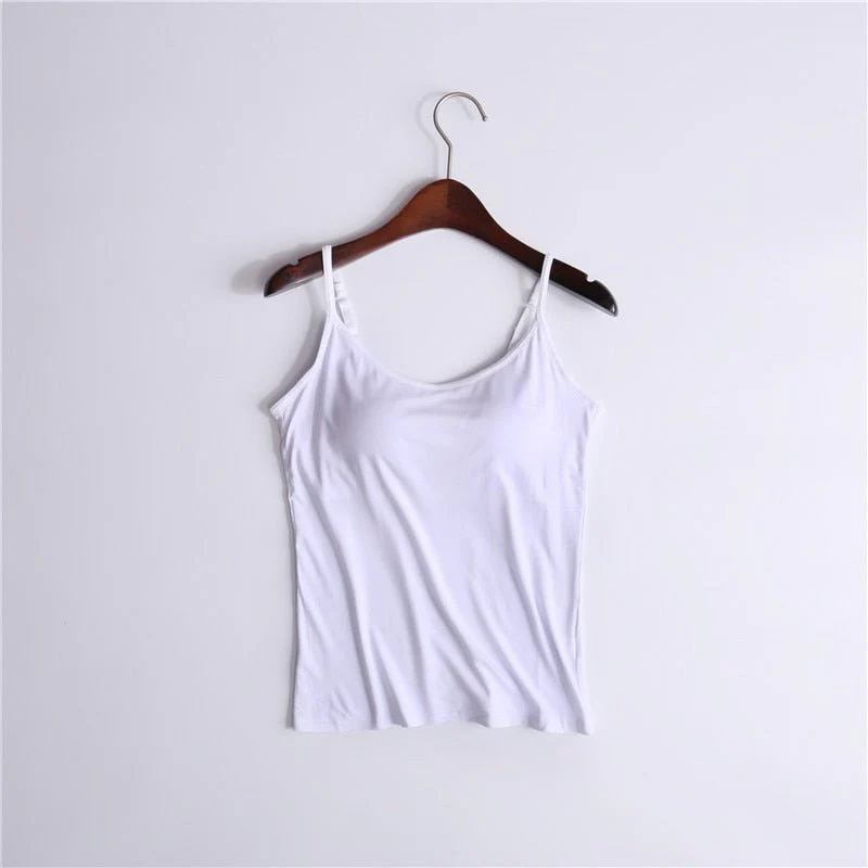 Débardeur blanc en coton suspendu sur un cintre en bois, fond blanc. Mode féminine, vêtement basique, haut léger, style décontracté.