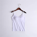 Débardeur blanc en coton suspendu sur un cintre en bois, fond blanc. Mode féminine, vêtement basique, haut léger, style décontracté.