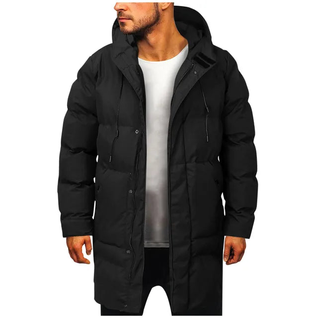 Homme portant un manteau d'hiver noir avec capuche, style moderne et chaud, idéal pour la saison froide. Mode masculine, vêtement d'extérieur.