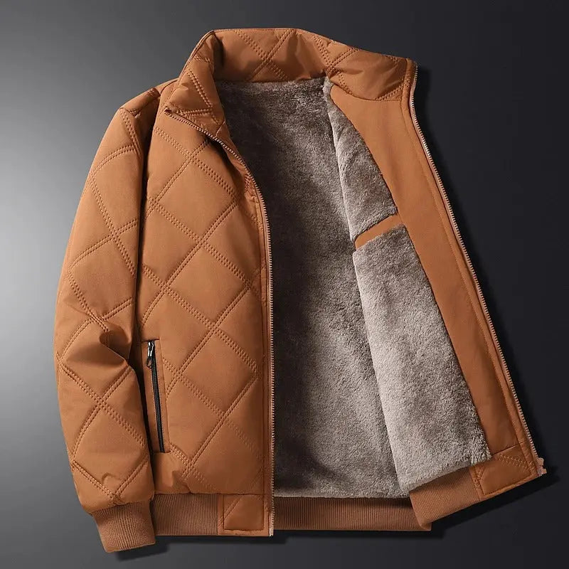 Veste matelassée marron pour homme, doublure en fourrure, fermeture éclair, poches zippées, style hiver chaud, mode masculine élégante.