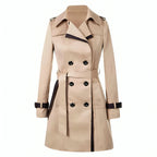Trench-coat beige élégant pour femme, double boutonnage, ceinture assortie, style classique, mode automne-hiver, vêtement chic intemporel.