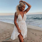 Femme en robe blanche élégante sur plage au coucher du soleil, mer en arrière-plan. Mode estivale, robe de soirée, style plage chic.