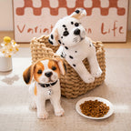 Deux peluches de chiots, un dalmatien et un beagle, posées sur un tapis beige avec un panier en osier et une assiette de croquettes pour chien.
