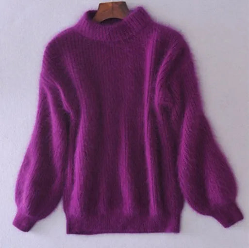 Pull-over en laine mohair violet, col roulé, manches longues bouffantes, style hiver, mode femme, confortable et chaud, tendance automne-hiver.