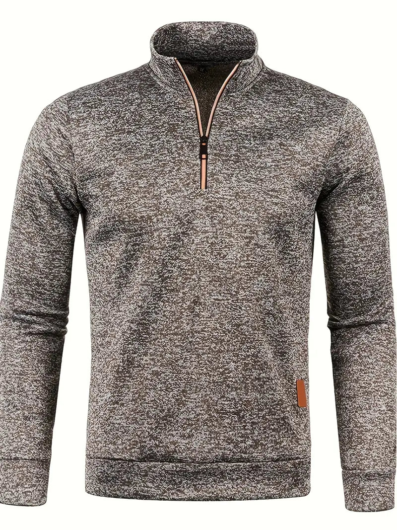 Pull gris chiné pour homme avec col zippé, manches longues et étiquette en cuir. Mode masculine, vêtement chaud, style décontracté.
