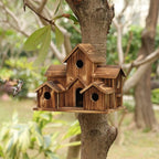 Nichoir en bois rustique fixé à un arbre, entouré de verdure, avec un colibri en vol. Idéal pour jardin, décoration extérieure, abri oiseaux.