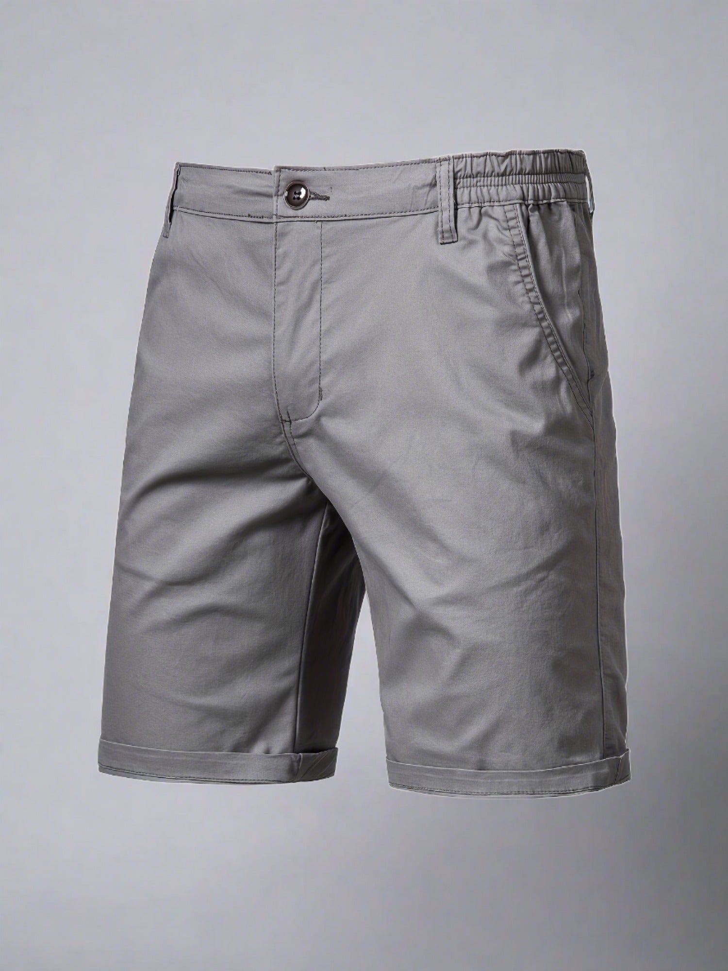 Shorts gris pour homme en tissu léger, avec taille élastique et bouton, poches latérales. Idéal pour l'été et les activités décontractées.