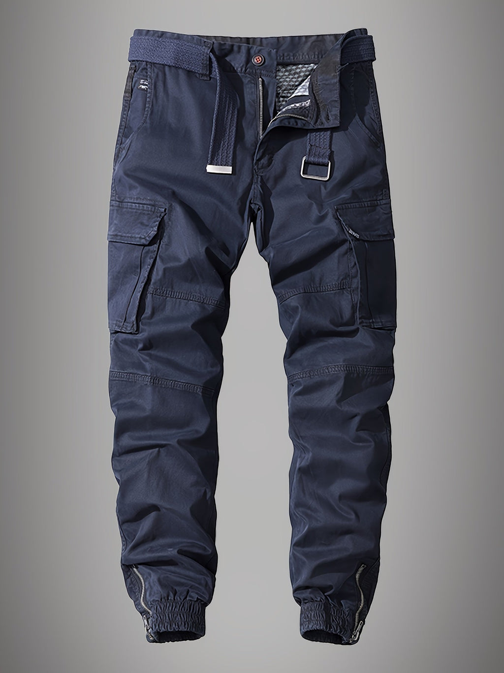 Pantalon cargo bleu marine pour homme avec poches multiples, ceinture ajustable et détails renforcés. Style décontracté et fonctionnel.