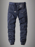 Pantalon cargo bleu marine pour homme avec poches multiples, ceinture ajustable et détails renforcés. Style décontracté et fonctionnel.