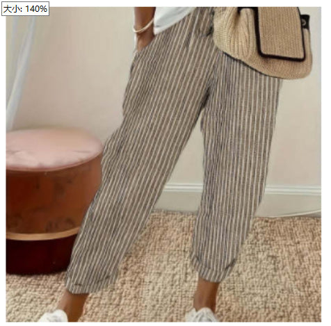 Pantalon rayé décontracté pour femme, style estival, avec poches, porté avec un sac en paille. Mode féminine tendance et confortable.