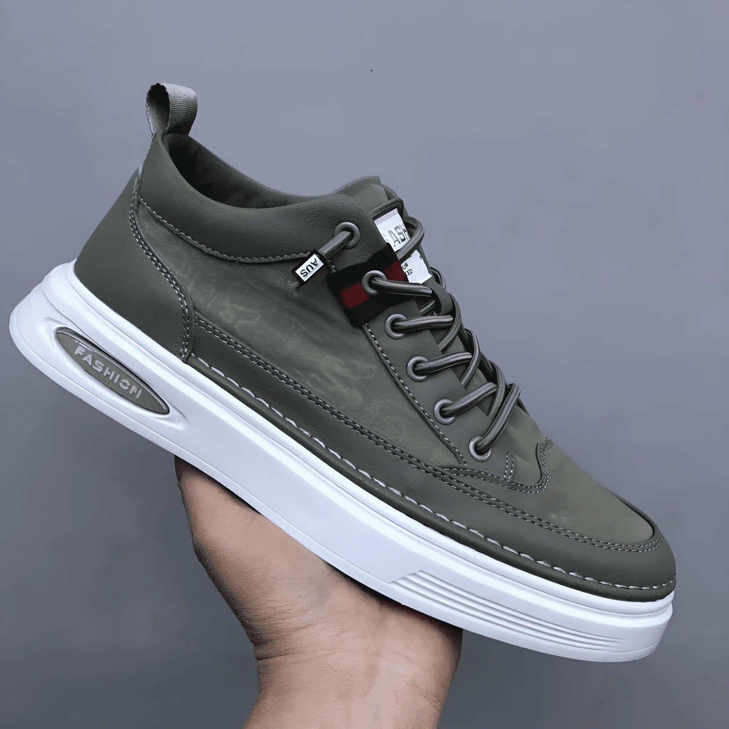 Chaussure de sport verte pour homme, semelle blanche épaisse, lacets gris, design moderne. Idéale pour mode urbaine et confort quotidien.