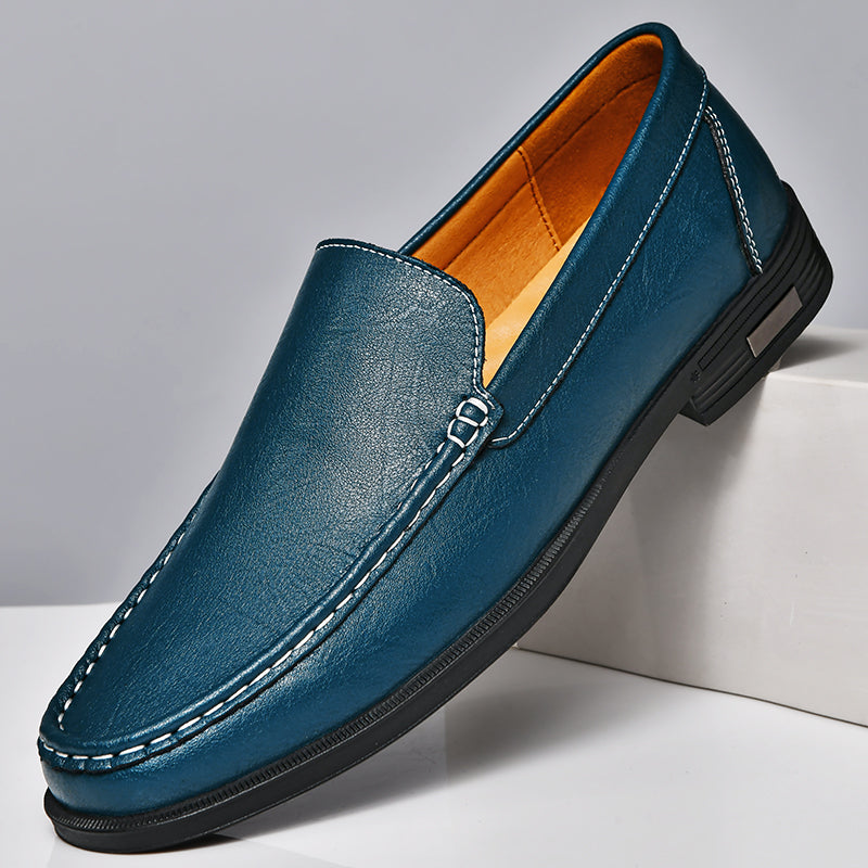 Mocassin en cuir bleu pour homme, élégant et moderne, avec coutures blanches contrastantes et semelle noire. Chaussure décontractée et tendance.