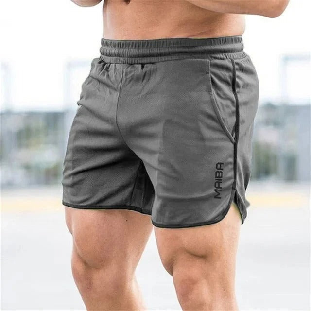 Short gris de sport pour homme, ajusté et confortable, idéal pour l'entraînement et le fitness. Design moderne avec logo "MAIBA" sur la jambe.