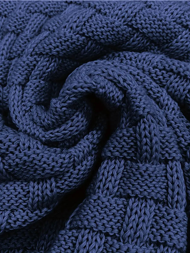 Tricot bleu en maille torsadée, motif tressé, texture douce et épaisse. Idéal pour mode hiver, vêtements chauds, accessoires tricotés.
