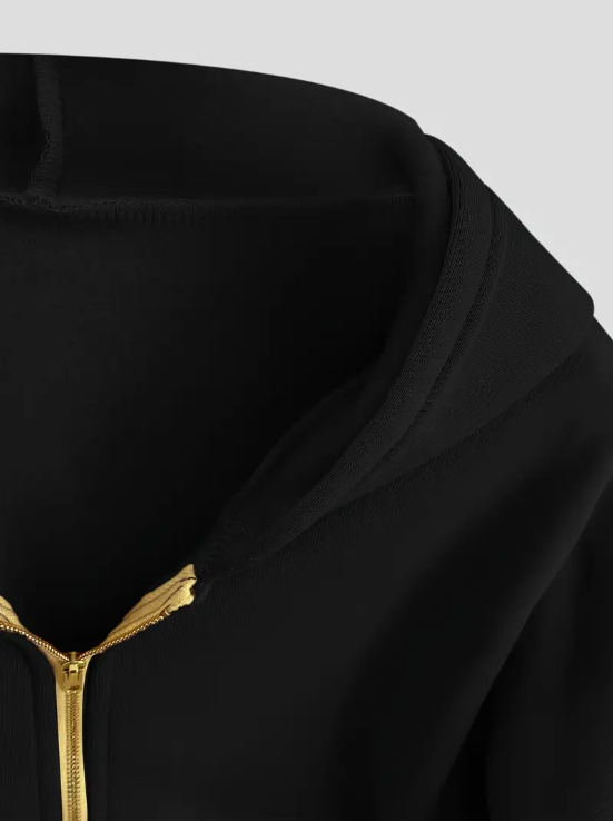 Veste à capuche noire avec fermeture éclair dorée, style moderne et minimaliste, mode urbaine, vêtement tendance pour homme et femme.
