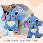 Peluche anti-stress bleue avec lumière LED, design inspiré d'un personnage animé, idéale pour soulager l'anxiété et favoriser le sommeil.